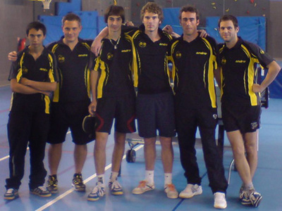 Photo Equipe 3 contrairement � son titre est l’�quipe premi�re de gauche � droite : Arnaux Bucbach, Michael Letourneur, Vincent beltran, Olivier Peisson, Arnaud Legoff (capitaine) et Cyril Parack